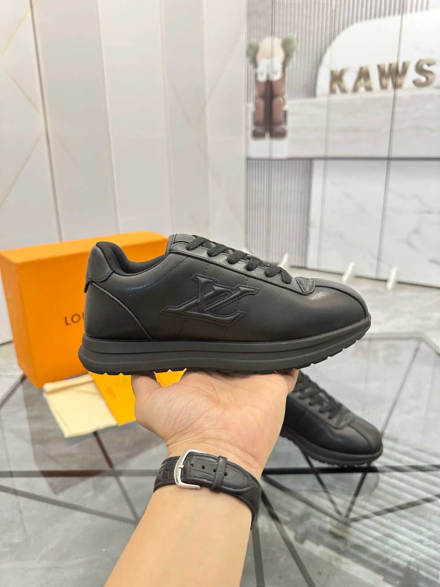 Men's shoes: 💰P700¥ Top quality Product trademark: LV* "Louis Vuitton*" low-top casual shoes Regular size: 35-45 (can be customized to 46) Couple style Product materials: Imported cowhide upper, breathable lining, original outsole. Number: two